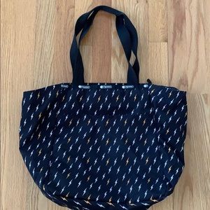 Lesportsac tote with zipper closure